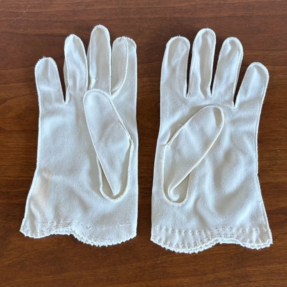 Elegant Vintage‎ White Gloves with Button Detail